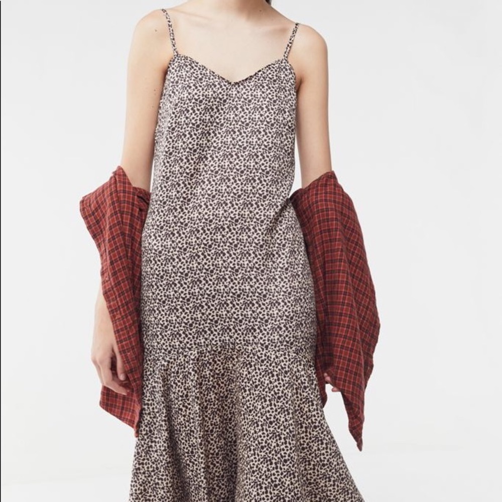 ✨UO GIANNA LEOPARD PRINT RUFFLE MIDI DRESS ✨ - Picture 2 of 6